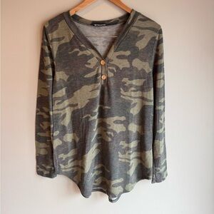 NWOT Bom‎ Bom Camouflage Long Sleeve Henley Top Size Small